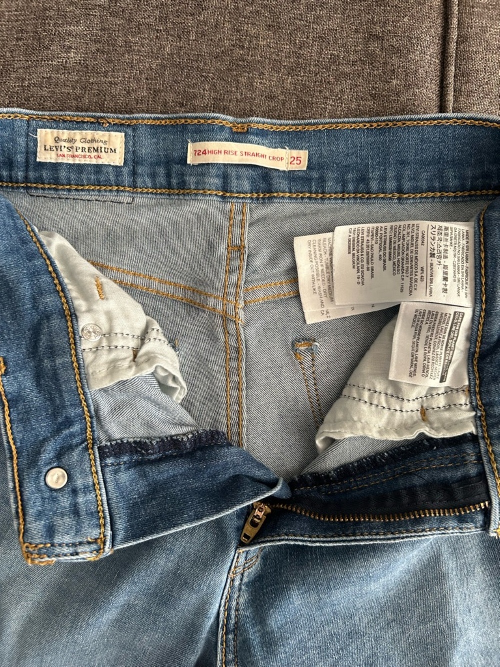 724 Levi's Light Blue High-Rise Straight Up Crop Jeans - Picture 3 of 3